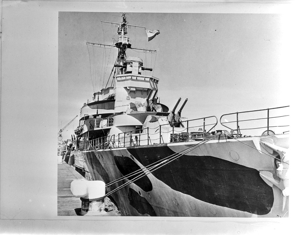 Hr. Ms. Jacob van Heemskerck terug in Groot-Brittannië na operaties in het Ver, Bestanddeelnr 935-0375