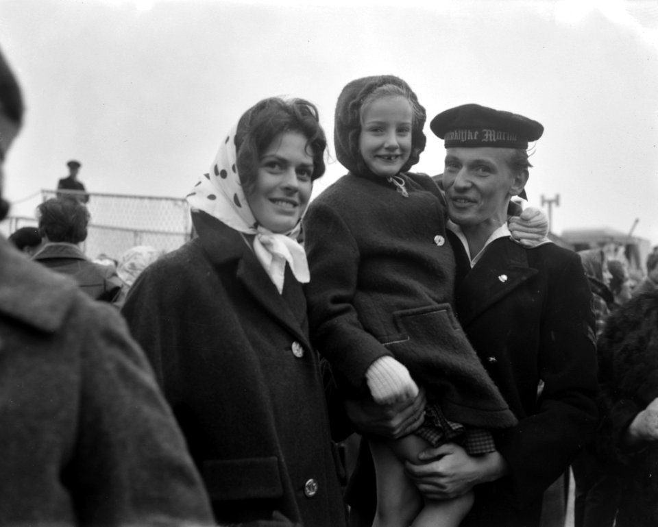 Hr. Ms. Groningen Evertsen en Dolfijn weer thuis, het weerzien van familie, Bestanddeelnr 914-5339