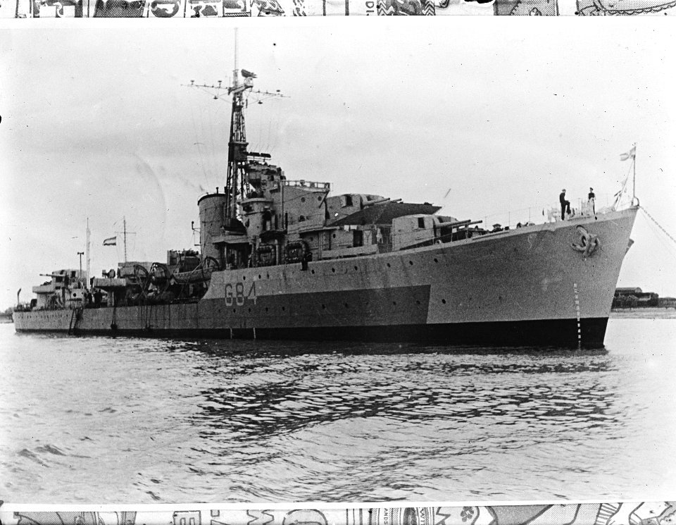 Hr. Ms. Van Galen (torpedobootjager N-Klasse) in een haven, Bestanddeelnr 935-3458