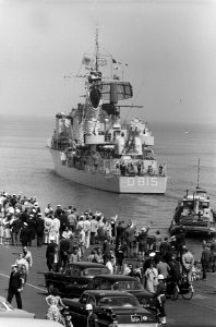 Hr Ms Overijssel vanuit Den Helder naar Nieuw-Guinea overzicht met achterblijv, Bestanddeelnr 914-0289