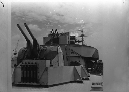Hr. Ms. Jacob van Heemskerck terug in Groot-Brittannië na operaties in het Ver, Bestanddeelnr 935-0376