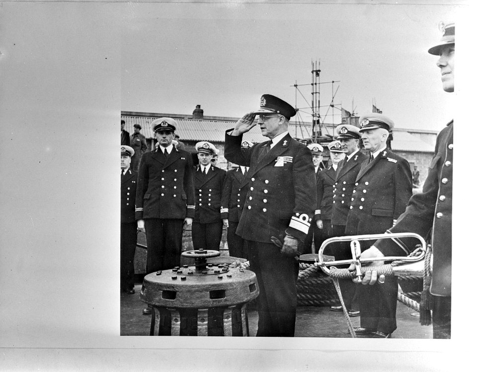 Hr. Ms. Jacob van Heemskerck terug in Groot-Brittannië na operaties in het Ver, Bestanddeelnr 935-0373