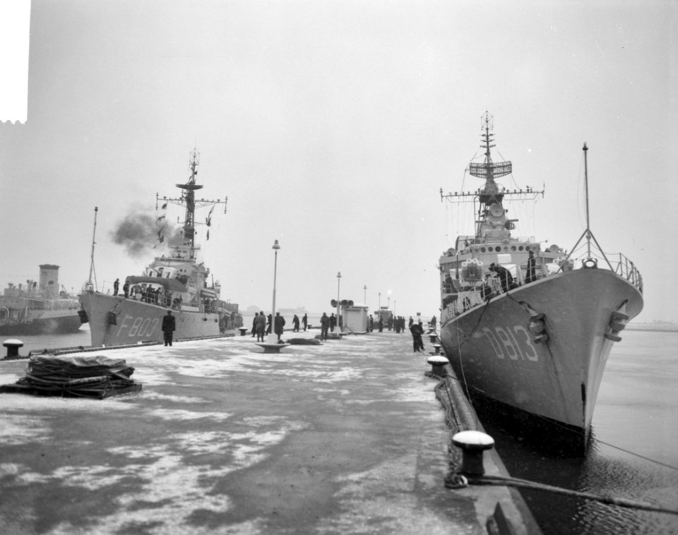 Hr. Ms. Groningen Evertsen en Dolfijn weer thuis, Bestanddeelnr 914-5345