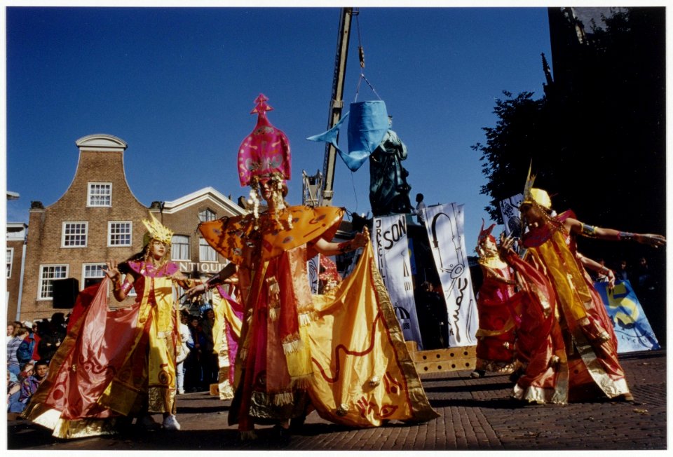 Housemuziek, Geisha's en Samurai's zetten de eerste festiviteiten t.g.v. 25 jaar Spaarne-Lyceum luister bij op de Grote Markt naast de Vishal, ziende naar het oosten., NL-HlmNHA 54035242