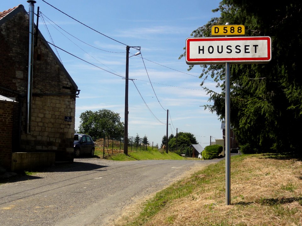 Housset (Aisne) city limit sign