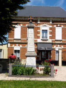 Housset (Aisne) monument aux morts