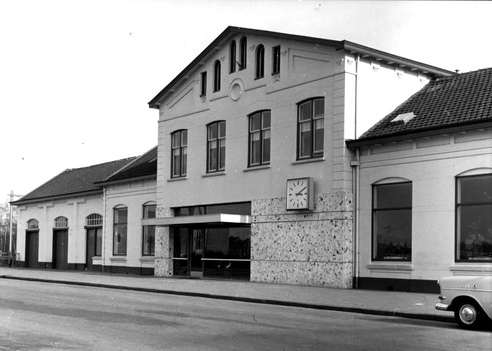 HUA-150560-Gezicht op een gedeelte van de voorgevel van het N.S.-station te Nijkerk