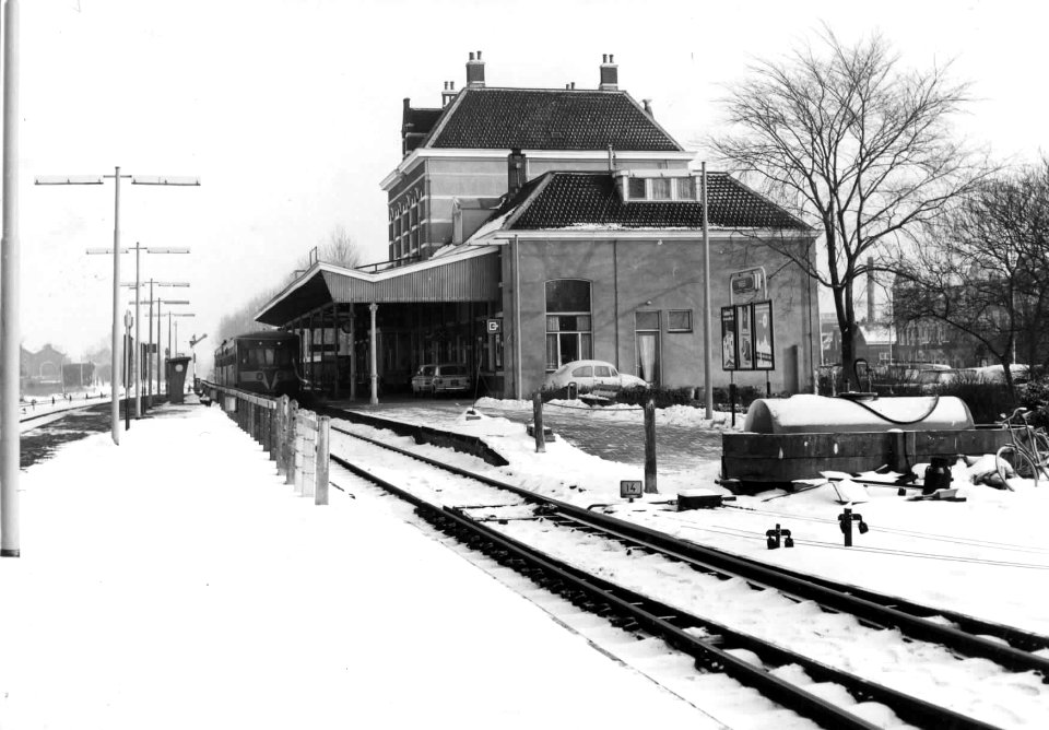 HUA-150684-Gezicht op de zij- en achtergevel van het besneeuwde N.S.-station Sneek te Sneek