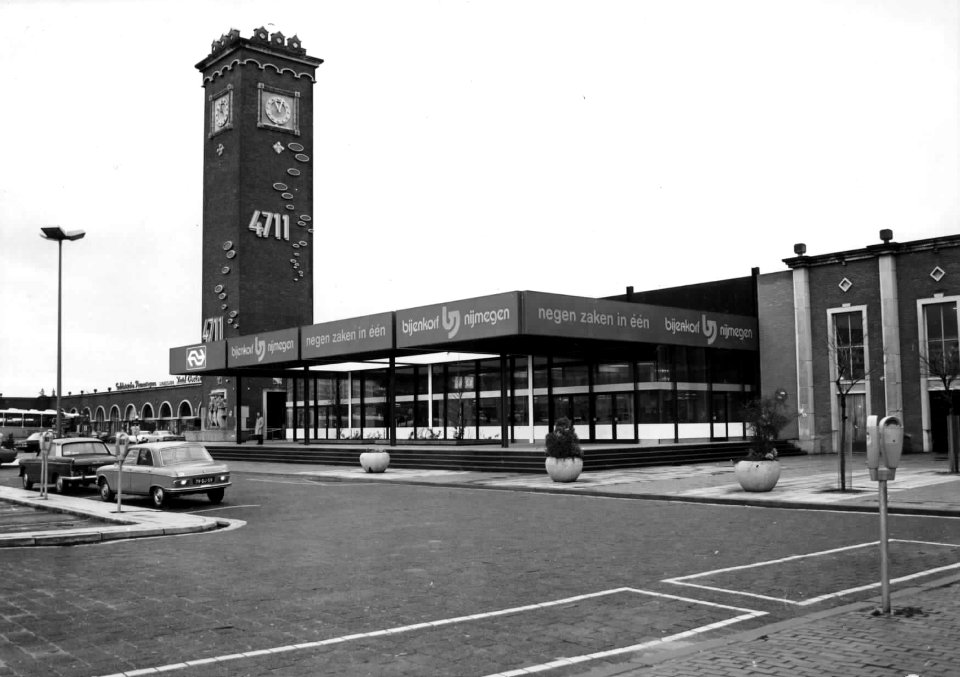 HUA-150572-Gezicht op parkeerplaatsen en de toegang tot het NS station Nijmegen te Nijmegen