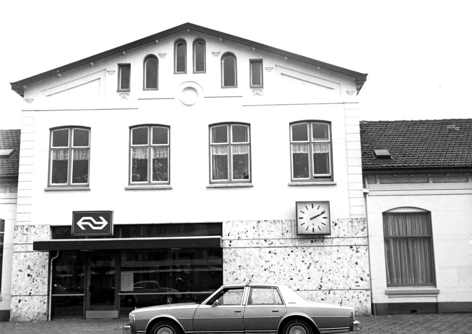 HUA-150555-Gezicht op een gedeelte van de voorgevel van het N.S.-station Nijkerk te Nijkerk