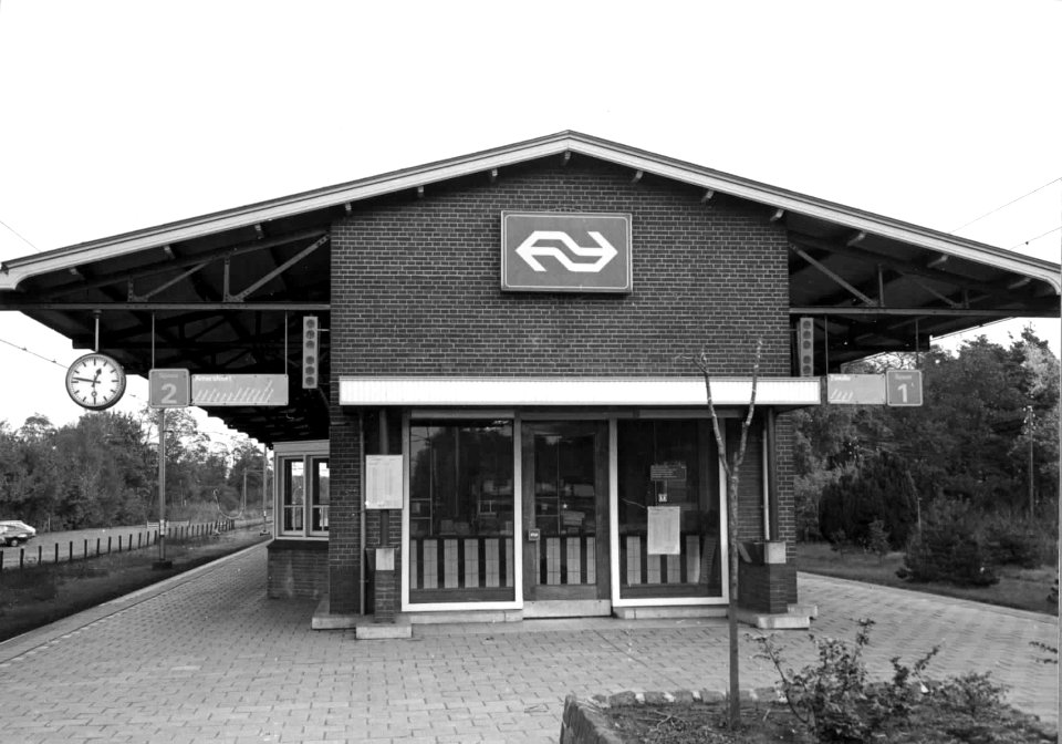 HUA-150549-Gezicht op de kopgevel van het N.S.-station Nunspeet te Nunspeet