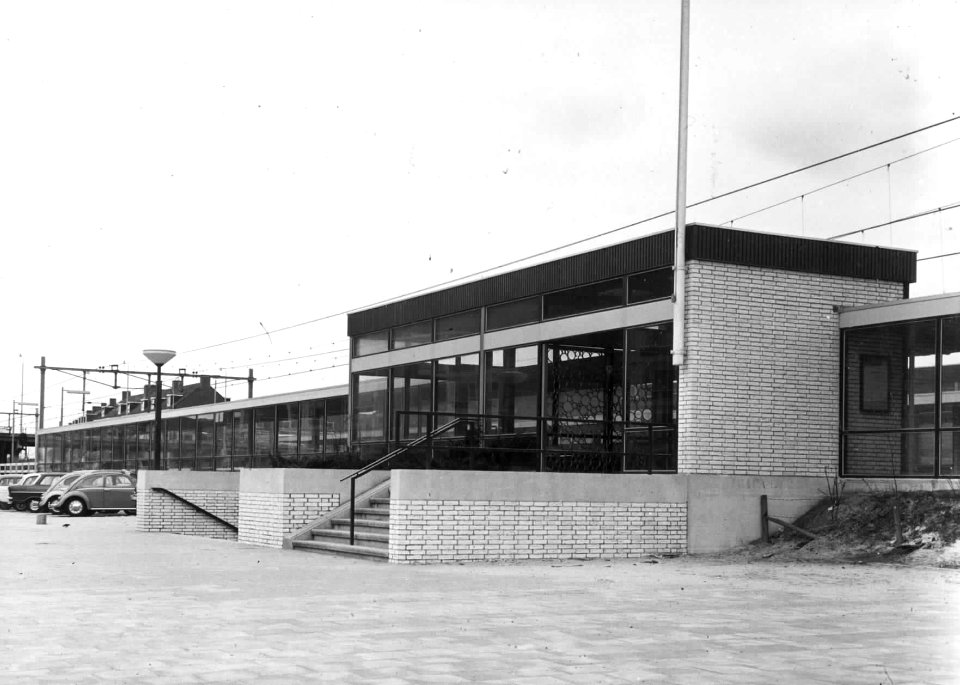 HUA-150648-Gezicht op een toegang (achterzijde) tot het N.S.-station Rijswijk te Rijswijk 