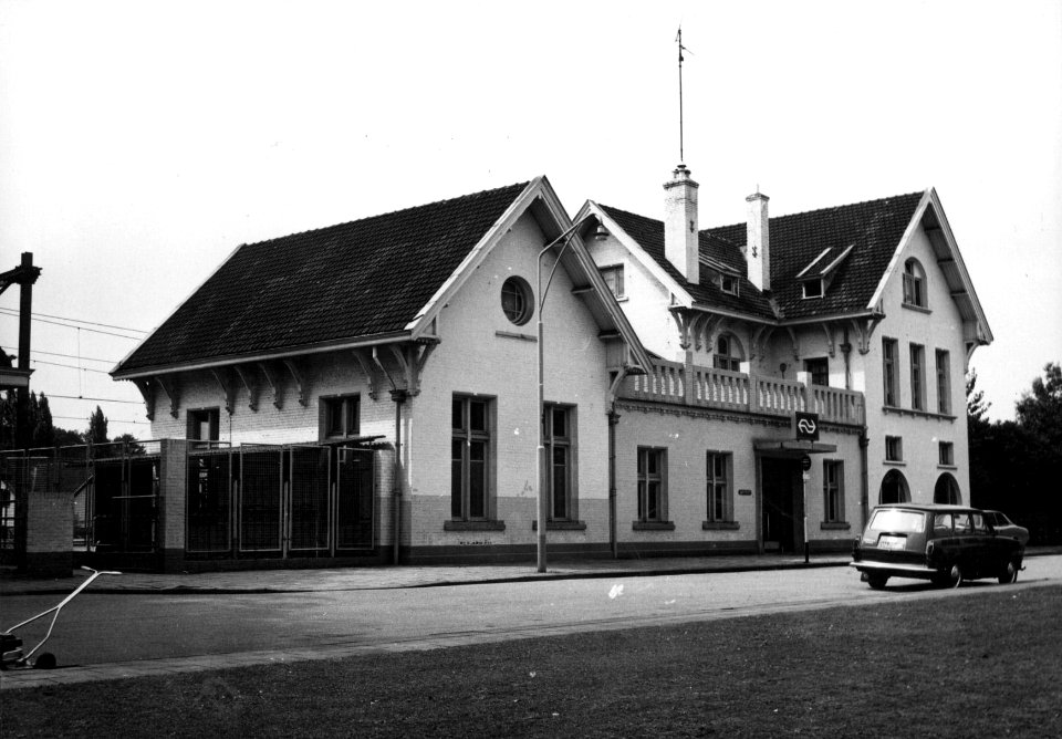 HUA-150529-Gezicht op de zij- en voorgevel van het N.S.-station Meerssen te Meerssen