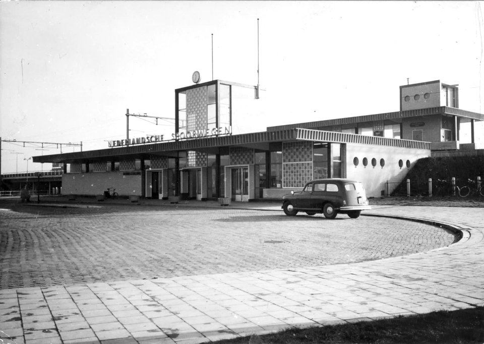 HUA-150784-Gezicht op het N.S.-station Vlaardingen Oost te Vlaardingen