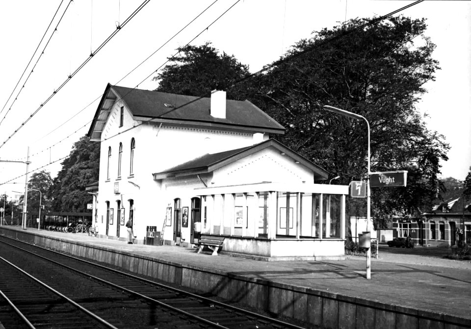 HUA-150810-Gezicht op de perronzijde van het N.S.-station Vught te Vught, met de ingang van de perrontunnel