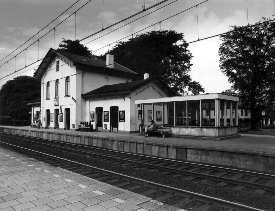 HUA-150805-Gezicht op de perronzijde van het N.S.-station te Vught