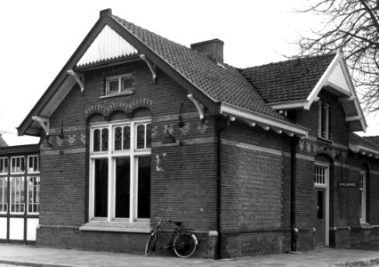 HUA-150692-Gezicht op de voor- en zijgevel van het N.S.-station Soestdijk te Soest