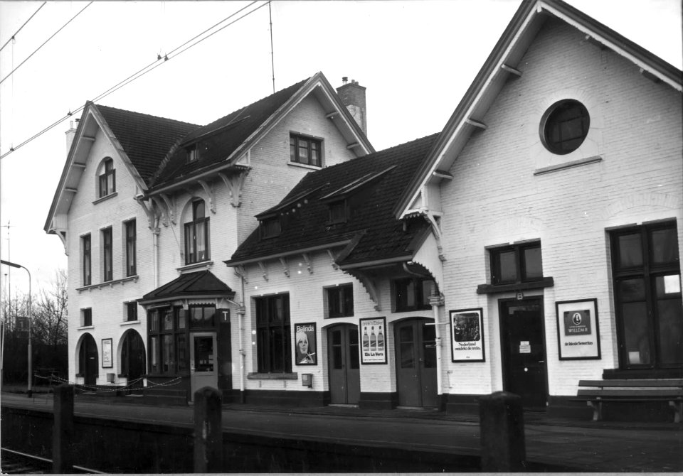 HUA-150711-Gezicht op de perronzijde van het N.S.-station Meerssen te Meerssen