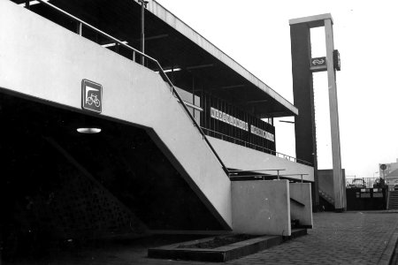 HUA-150825-Gezicht op de ingang fietsenstalling en toegangstrap van het N.S.-station Weesp te Weesp