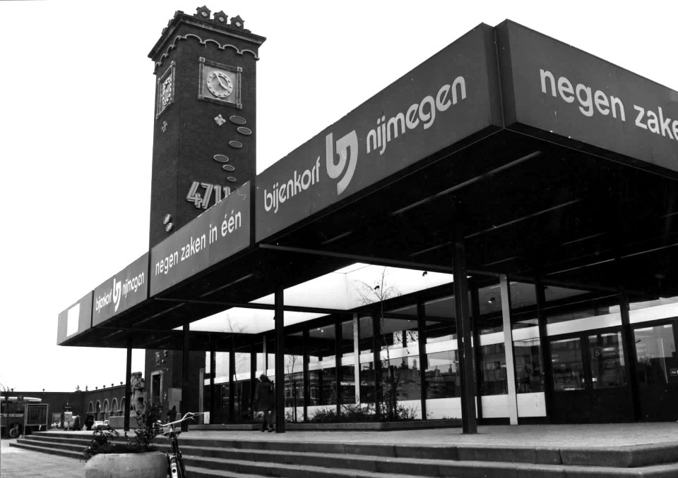 HUA-150573-Gezicht op de toegang van het NS station Nijmegen te Nijmegen