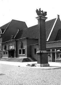 HUA-150602-Gezicht op een gedeelte van de voorgevel van het N.S.-station Roosendaal te Roosendaal, met rechts op de voorgrond het monument voor tijdens de Tweede Wereldoorlog gevallen personeelsleden van het sta