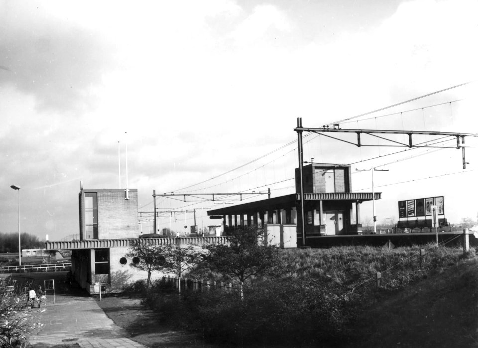 HUA-150786-Gezicht op het perron en talud van het N.S.-station Vlaardingen Oost te Vlaardingen