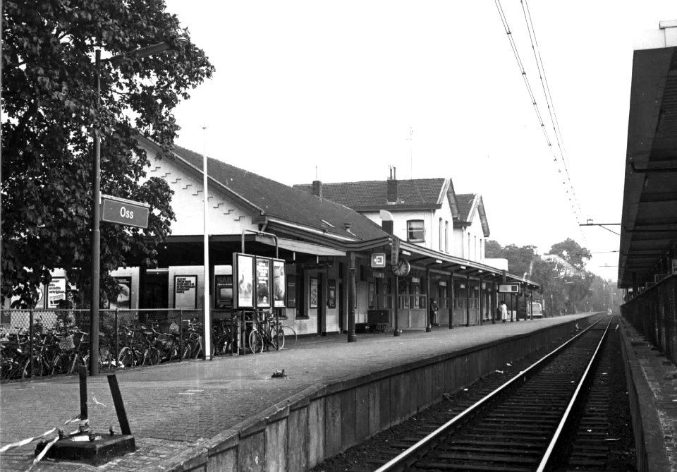 HUA-150576-Gezicht op de perronzijde van het N.S.-station Oss te Oss