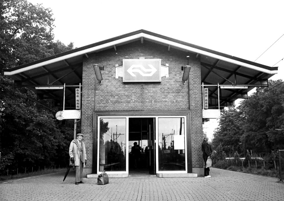 HUA-150548-Gezicht op de kopgevel van het N.S.-station Ermelo te Ermelo