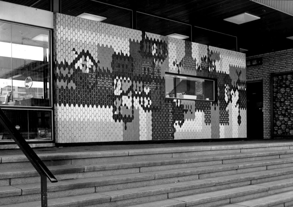 HUA-150652-Afbeelding van een kunstwerk aan de voorgevel van het N.S.-station Rijswijk te Rijswijk 