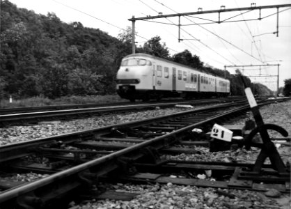 HUA-151046-Afbeelding van een electrisch treinstel mat 1964 plan V van de NS bij het emplacement Maarn GE te Maarn