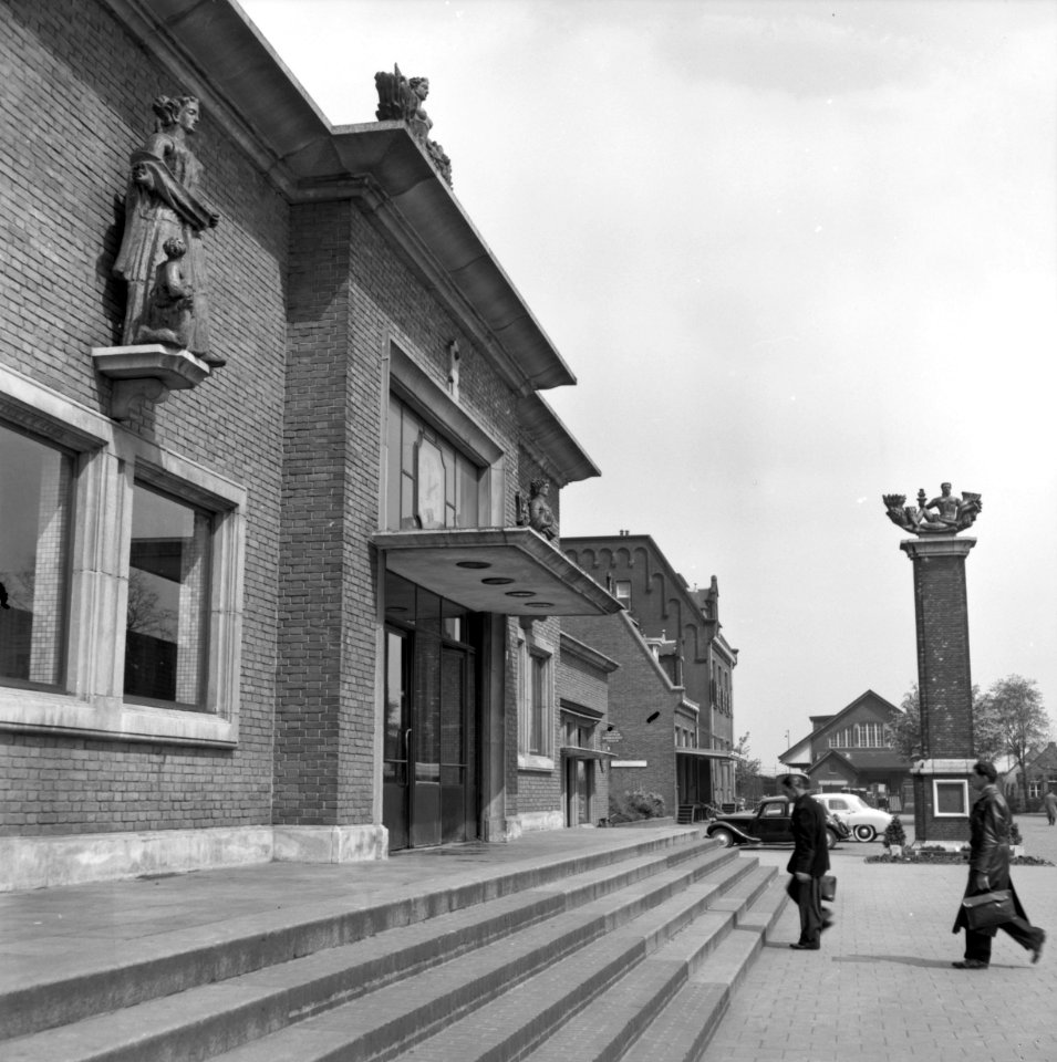 HUA-150598-Gezicht op een gedeelte van de voorgevel van het NS station Roosendaal te Roosendaal