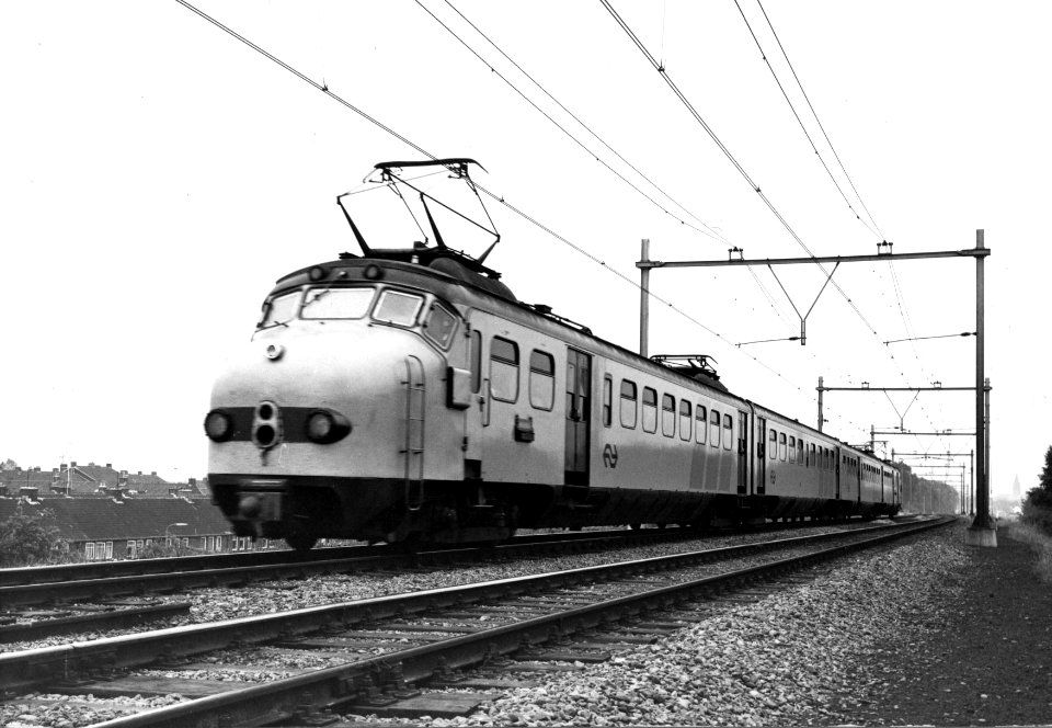 HUA-151044-Afbeelding van een electrisch treinstel mat 1954 van de NS te Utrecht ter hoogte van de Vleutensebrug te Utrecht
