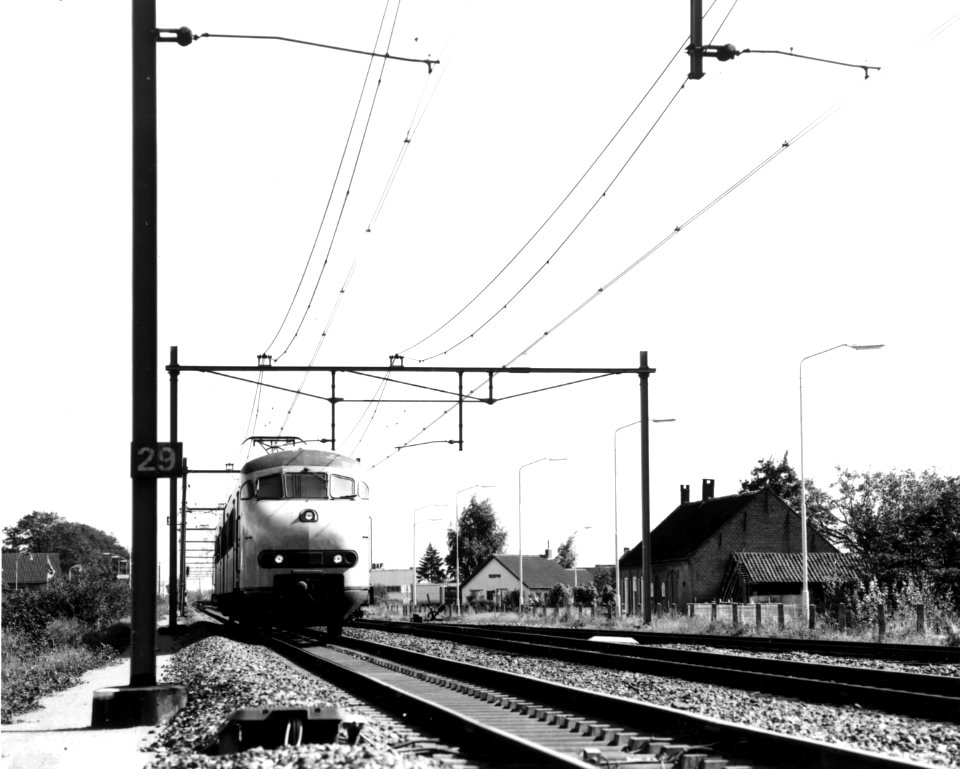 HUA-151075-Afbeelding van een electrisch treinstel mat. 1964 (plan V) van de N.S bij Deurne