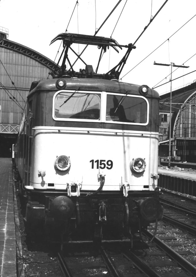 HUA-151129-Afbeelding van de electrische locomotief nr.1159 (serie 1100) van de N.S. langs het perron van het N.S.-station Amsterdam C.S. te Amsterdam