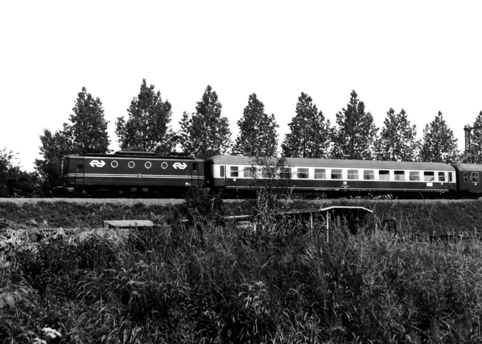 HUA-151068-Afbeelding van de electrische locomotief nr. 1106 (serie 1100) van de N.S. met internationale rijtuigen van de (D.B.) Deutsche Bundesbahn ter hoogte van Bunnik