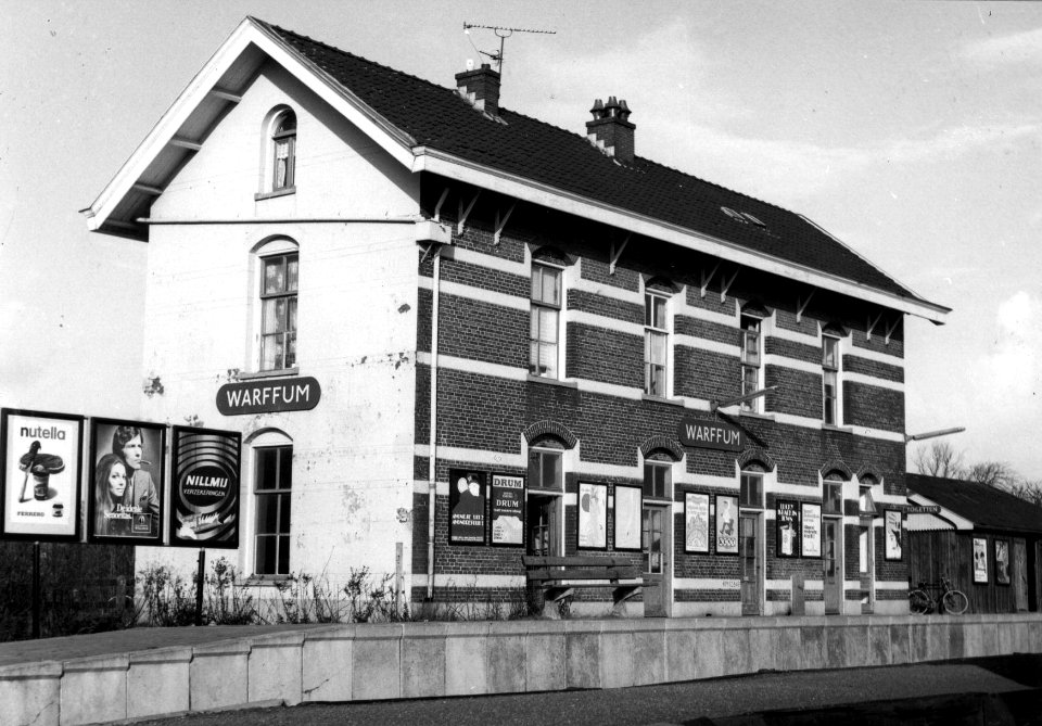 HUA-150814-Gezicht op de perronzijde van het NS station Warffum te Warffum