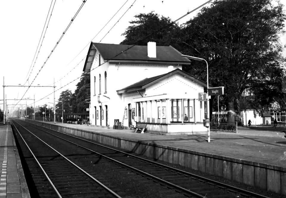 HUA-150809-Gezicht op de perronzijde van het N.S.-station Vught te Vught met de ingang van de perrontunnel