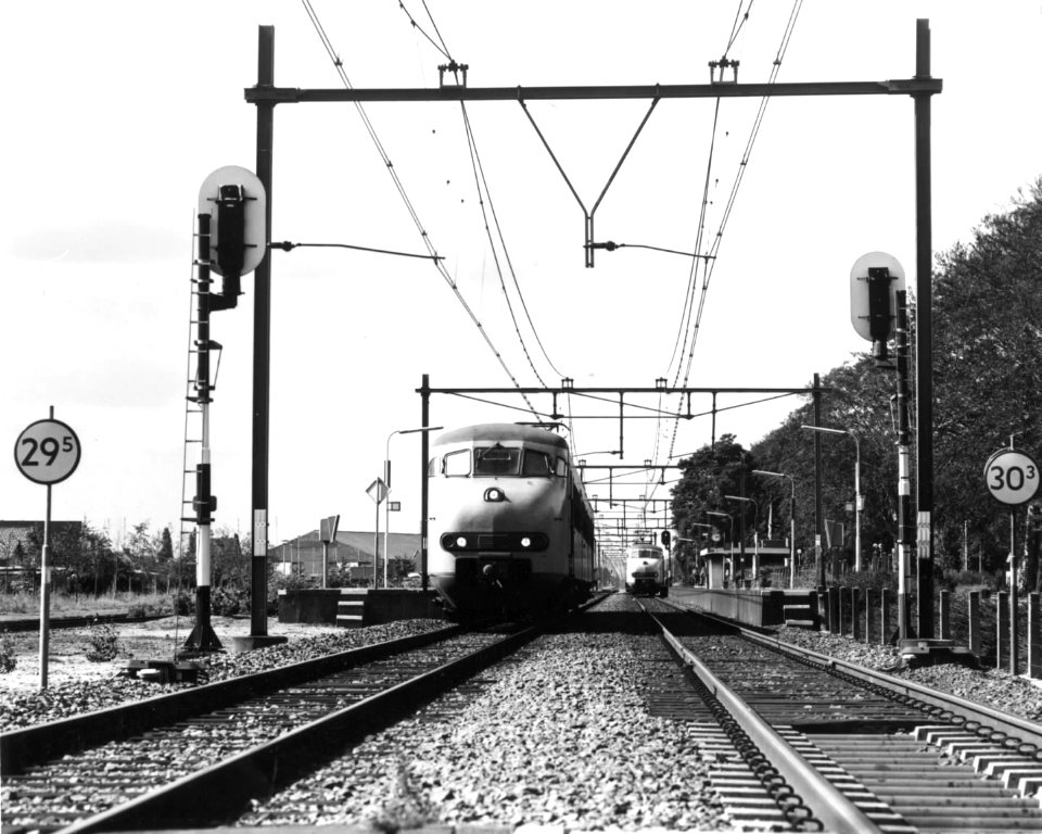 HUA-151078-Afbeelding van een electrisch treinstel mat 1964 plan V van de NS bij het NS station Deurne te Deurne