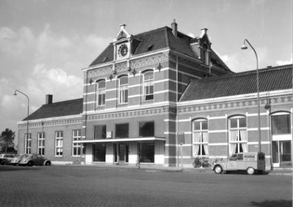 HUA-150716-Gezicht op de voorgevel van het N.S.-station Tiel te Tiel