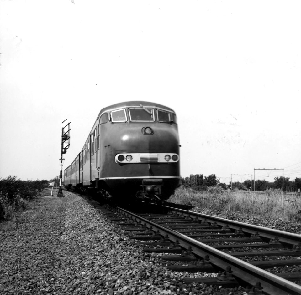 HUA-151232-Afbeelding van een diesel-electrisch treinstel DE 3 (plan U) van de N.S. ter hoogte van Geldermalsen aansluiting (baanvak Geldermalsen-Beesd) te Geldermalsen