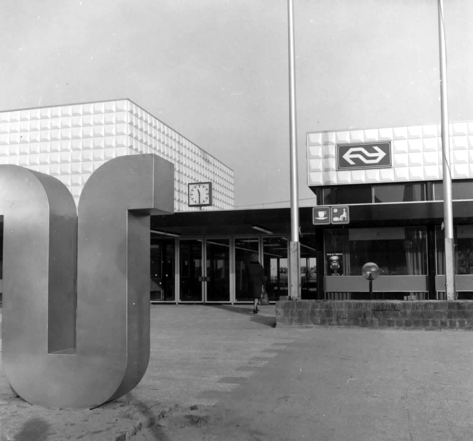HUA-150704-Gezicht op de ingang het N.S.-station Steenwijk te Steenwijk