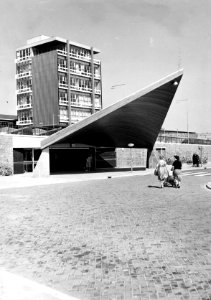 HUA-150671-Gezicht op een kantoorgebouw en een toegang tot het N.S.-station Schiedam te Schiedam bij het busstation
