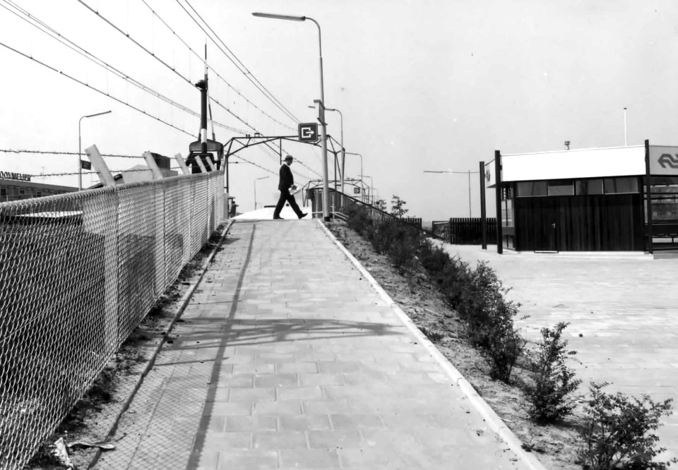 HUA-150783-Gezicht op een looppad naar het perron bij het N.S.-station Vlaardingen West te Vlaardingen
