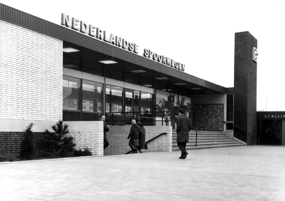 HUA-150647-Gezicht op de voorgevel van het NS station Rijswijk te Rijswijk