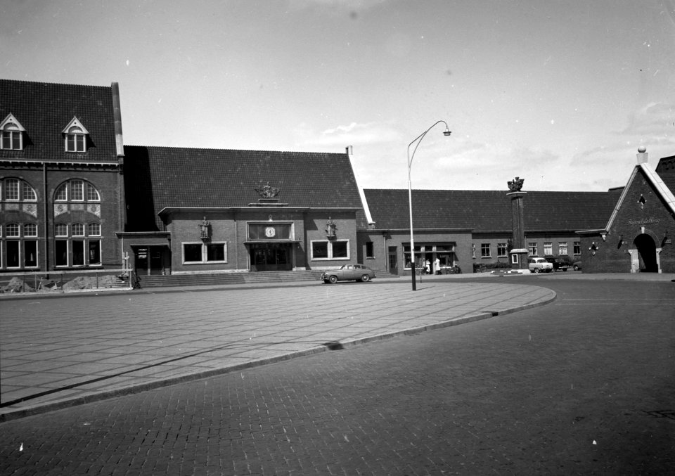 HUA-150608-Gezicht op een gedeelte van de voorgevel van het N.S.-station Roosendaal te Roosendaal met rechts de bijbehorende fietsenstalling