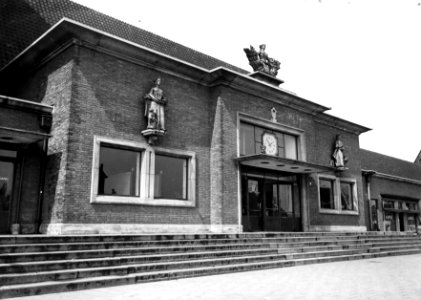 HUA-150601-Gezicht op een gedeelte van de voorgevel van het NS station Roosendaal te Roosendaal