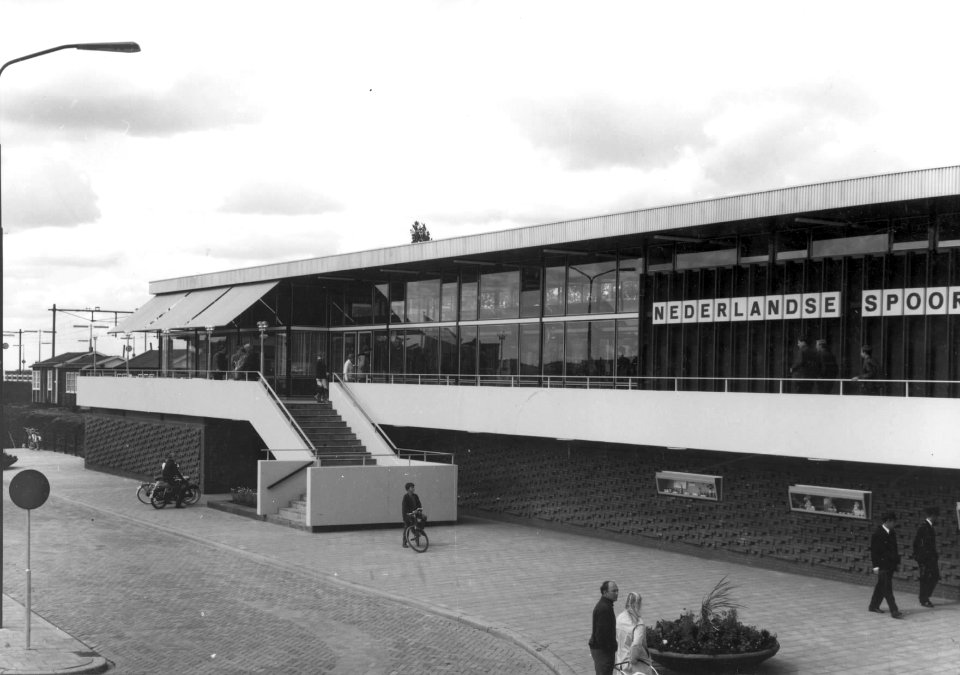 HUA-150823-Gezicht op een gedeelte van de voorgevel van het N.S.-station Weesp te Weesp