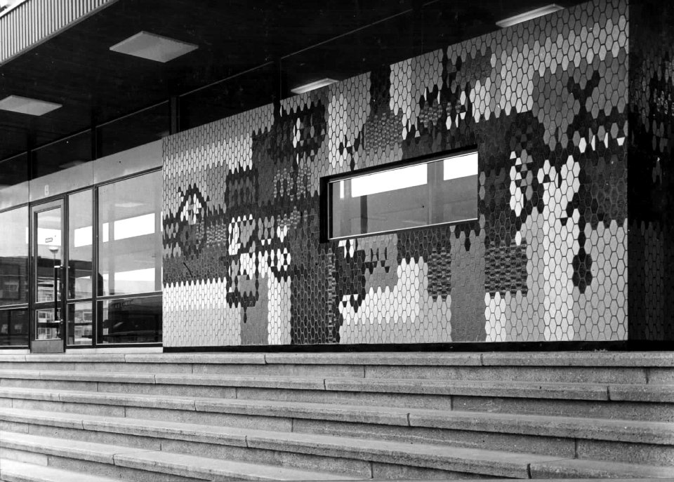 HUA-150646-Afbeelding van een kunstwerk aan de voorgevel van het N.S.-station Rijswijk te Rijswijk