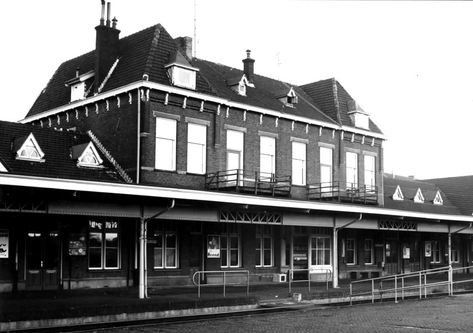 HUA-150676-Gezicht op de perronzijde van het N.S.-station Simpelveld te Simpelveld