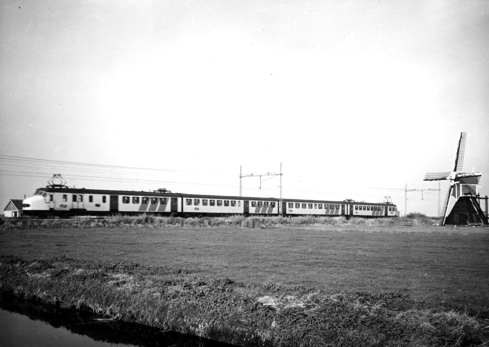HUA-151048-Afbeelding van een electrisch treinstel mat. 1954 (plan P) van de N.S. in een weidelandschap bij de Laageveensemolen in Lisse